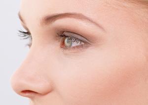 弛んでしまった目元を戻す「アイリフト」施術